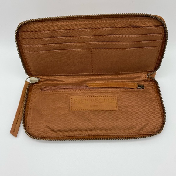 Free People Brown Full Zip Wallet / Wristlet Clutch NWT - Picture 3 of 9